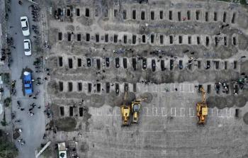 مقبرة جماعية لدفن شهداء مجزرة مدرسة ميناب الإيرانية