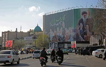 ملصق ضخم في العاصمة الإيرانية للمرشد الإيراني الذي اغتيل، خامنئي