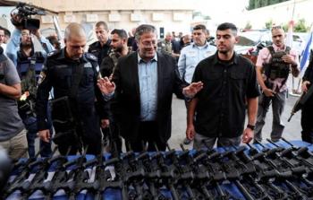 بن غفير خلال عملية تسليم أسلحة للمستوطنين