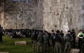 أحيا عشرات الشبان والنساء ليلة القدر قرب باب الساهرة خارج أسوار البلدة القديمة في القدس