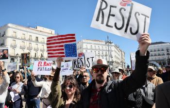 الاحتجاجات تتزامن مع تراجع شعبية ترامب إلى ما دون 40%، قبيل انتخابات منتصف الولاية المقررة في نوفمبر المقبل