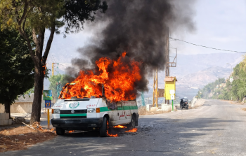 النيران تشتعل في سيارة إسعاف لبنانية بعد استهدافها من قبل طائرات الاحتلال في لبنان