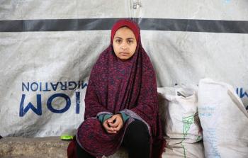 تجلس لين، ذات الأربعة عشر عامًا، داخل خيمة صغيرة