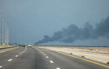 يتصاعد الدخان من مصفاة رأس تنورة التابعة لشركة أرامكو السعودية بعد غارة جوية بطائرة مسيرة