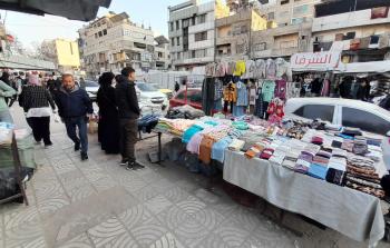 أرصفة غزة تتحول إلى مصدر رزق للمواطنين