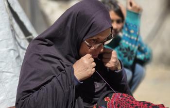 سُهيلا بني عيسى تتحدى النزوح بتطريز الفساتين التراثية (صور)