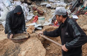 يعتلي محمود حماد (45 عاما) تلة من الرمال ويحفر بيدين عاريتين وبأدوات بدائية بين الركام بحثا عن رفات زوجته وأطفاله الذين فقدهم تحت الأنقاض.