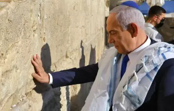 بنيامين نتنياهو خلال اقتحامه حائط البراق وأدائه صلوات تلمودية
