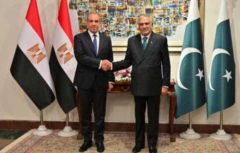 وزير الخارجية الباكستاني إسحاق دار يصافح نظيره المصري في إسلام آباد
