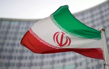 العلم الإيراني يرفرف قرب أحد المباني الحكومية