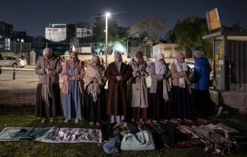 مقدسيون يؤدون الصلاة خلال شهر رمضان خارج أسوار المسجد الأقصى
