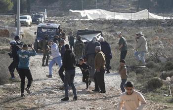 اعتداءات المستوطنين بحماية قوات الاحتلال على الفلسطينيين بالضفة الغربية