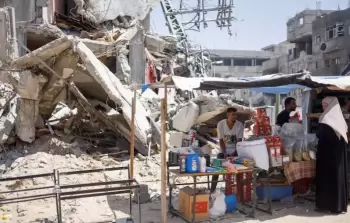 اضطر بعض العمال بغزة لتغيير مهنهم لتأمين الحد الأدنى من قوت يومهم