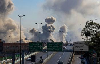انبعاث أعمدة الدخان من مواقع قصف في إيران