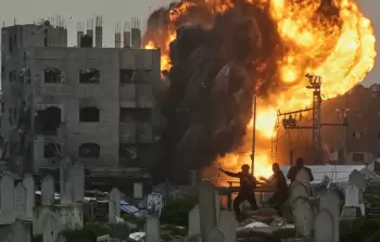 غارة إسرائيلية على مبنى في حي الزيتون بمدينة غزة مطلع الشهر الماضي