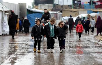 أطفال غزة يواجهون ظروفًا صعبة في مخيمات النزوح