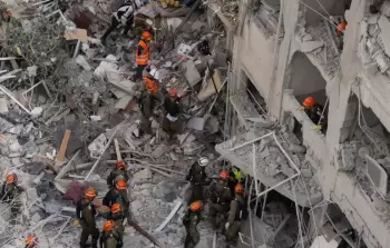 دمار خلفه صاروخ إيراني في إحدى بنايات مدينة 