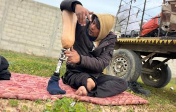 بقدم واحدة... 