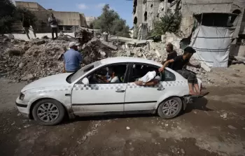 أزمة متصاعدة يعيشها أهالي غزة مع شح السيولة وصعوبة التنقل واستخدام المواصلات العامة