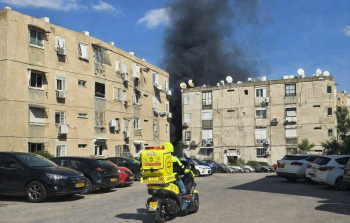 دخان يتصاعد من مبنى في 