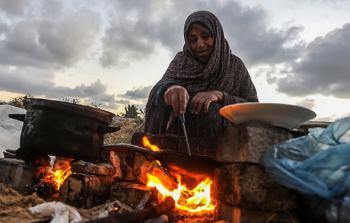 أزمة غاز الطهي تكشف عمق المعاناة الإنسانية التي تعيشها النساء يوميا لإعداد الطعام