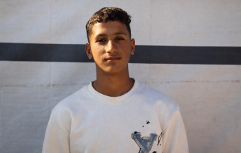 خالد ينتظر علاجًا ينقذه من العزلة والمرض