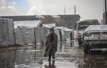 ظروف قاسية يعيشها النازحون في كل منخفض جوي يضرب القطاع