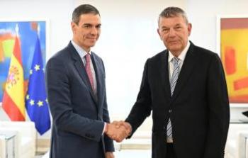 سانشيز مصافحاً لازاريني في مدريد