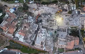 آثار سقوط صاروخ إيراني على ملجأ في مجمع سكني في مدينة بيت شيمش غربي القدس المحتلة