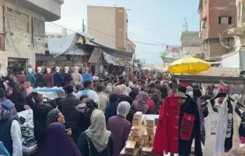 الأسواق في غزة تعاني من ضعف القوة الشرائية وقلة المواد المعروضة (صورة من الأرشيف)
