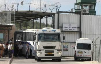 صورة تُظهر البوسطة التي يُنقل بها الأسرى الفلسطينيون في سجون الاحتلال