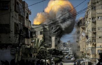 تصاعد أعمدة الدخان جراء قصف الاحتلال على غزة