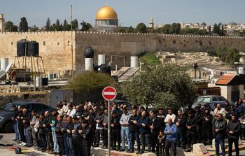 المقدسيون يؤدون الصلاة عند أبواب المسجد الأقصى
