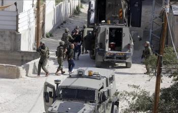 حملة اعتقالات يشنها الاحتلال بشكل يومي في الضفة الغربية (أرشيفية)