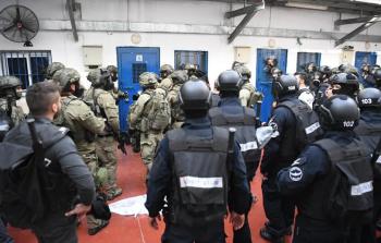 اقتحامات قوات الاحتلال لغرف الأسرى والاعتداء عليهم (أرشيفية)