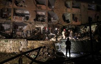 دمار في مبنى استهدفته الصواريخ الإيرانية في عراد