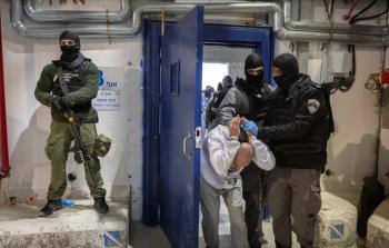 قمع وانتهاكات متواصلة للأسرى الفلسطينيين في سجون الاحتلال