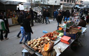 احتكار التجار ورفع الأسعار.. حرب أخرى تهدد بمجاعة جديدة