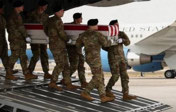 جنود أمريكيين يحملون جثة أحد القتلى الأمريكيين