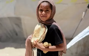 الخبز على حافة الغياب... هل ينبئ رغيف غزة عن عودة شبح المجاعة؟