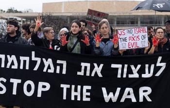 المتظاهرون رفعوا لافتات كتب عليها 