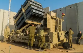 جنود يعملون في منظومة القبة الحديدية (أرشيف)