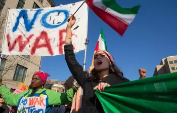 متظاهرون قرب البيت الأبيض في واشنطن يعارضون الحرب على إيران