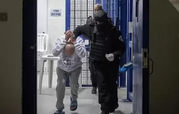 ظروف قاسية يعيشها الأسرى الفلسطينيون في سجون الاحتلال