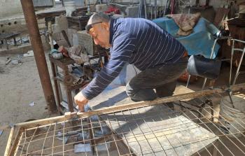 داخل ورشة حدادة صغيرة في قطاع غزة.. يواصل ناهض صبحي المسارعي عمله