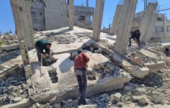 طواقم الدفاع المدني تزيل الكتل الخرسانية في غزة