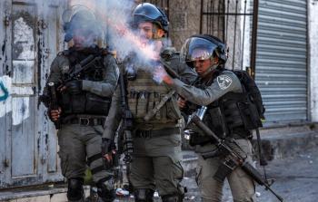 جنود الاحتلال يطلقون الرصاص تجاه المواطنين