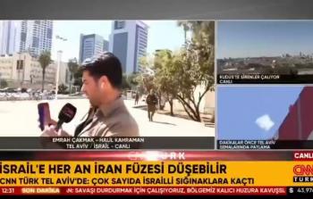 قوات الاحتلال تعتقل طاقم قناة CNN Türk أثناء بث مباشر لتوثيق سقوط الصواريخ الإيرانية وتقتادهم للتحقيق