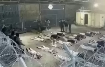 صور من المقطع المسرب للاعتداء على أسير فلسطيني من قبل جنود الاحتلال في معتقل 