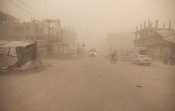 أجواء قاسية عاشها النازحون بفعل عاصفة ترابية قوية ضربت قطاع غزة